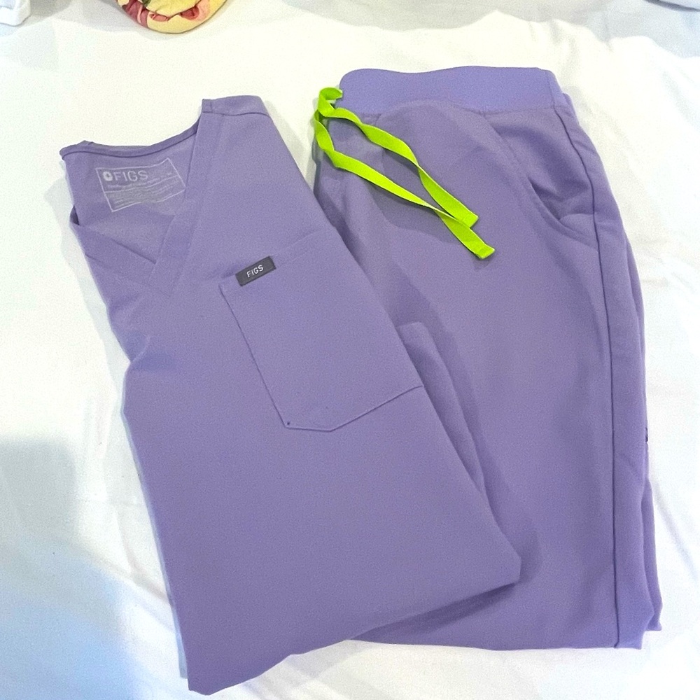 FIGS lilac set. Joggers are PETITE medium and shirt is medium.